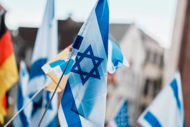 Kundgebung in Düsseldorf zum Jahrestag des Terrorangriffs der Hamas auf Israel am 7. Oktober 2023 und gegen Antisemitismus, Fahne, Flagge, Israel Copyright: xThiemoxRudolphx