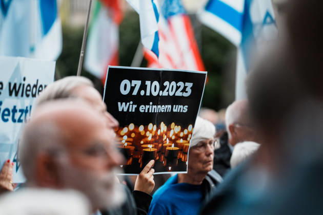 Kundgebung in Düsseldorf zum Jahrestag des Terrorangriffs der Hamas auf Israel am 7. Oktober 2023 und gegen Antisemitismus, Schild Wir erinnern uns, we remember Copyright: xThiemoxRudolphx