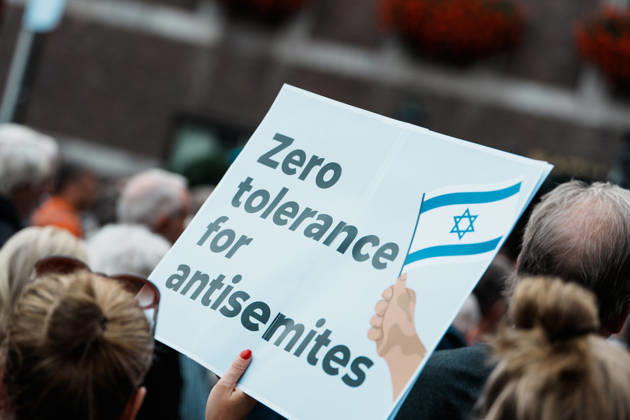 Kundgebung in Düsseldorf zum Jahrestag des Terrorangriffs der Hamas auf Israel am 7. Oktober 2023 und gegen Antisemitismus, Schild Zero tolerante for antisemites, keine Toleranz Copyright: xThiemoxRudolphx
