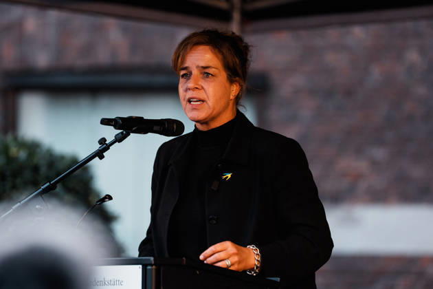 Kundgebung in Düsseldorf zum Jahrestag des Terrorangriffs der Hamas auf Israel am 7. Oktober 2023 und gegen Antisemitismus, Rede Mona Neubaur (stellv. NRW - Ministerpräsidentin, Wirtschaftsministerin, Grüne) Copyright: xThiemoxRudolphx