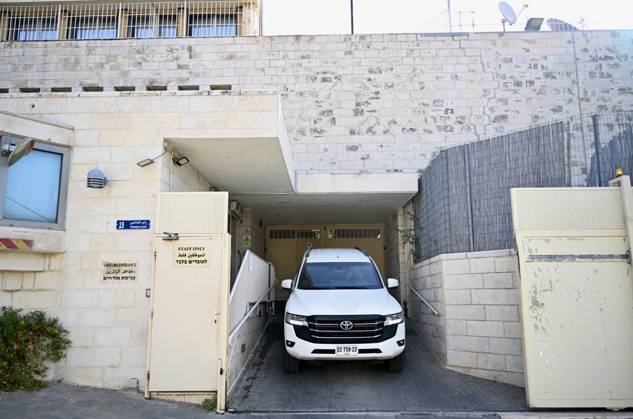 Israel suspends UK Consulate General s operations in East Jerusalem JERUSALEM - OCTOBER 8: Vehicles leave the British Consulate General after Israel suspends its operations in retaliation for Britain s decision to ban imports of products made in illegal Israeli settlements, in East Jerusalem on October 8, 2026. The decision comes amid escalating tensions between Israel and the United Kingdom over Israeli settlement policies. Mostafa Alkharouf Anadolu Jerusalem Israel. Editorial use only. Please get in touch for any other usage. Copyright: x2026xAnadoluxMostafaxAlkharoufx