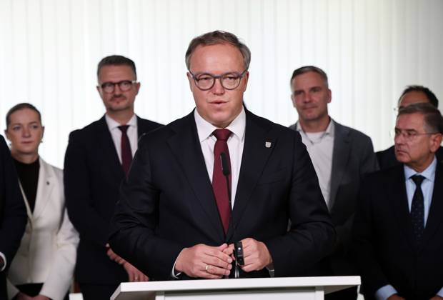 Thueringer Landtag - Statement Ministerpraesident Mario Voigt (CDU) 07.10.2026, Erfurt, Thueringer Landtag, Statement von Ministerpraesident Mario Voigt (CDU), er hat die Klage zurueckgezogen, er akzeptiert die Aberkennung seines Doktortitels - das Statement gibt er mit der geschlossenen Fraktion ab, die symbolisch hinter ihm steht
