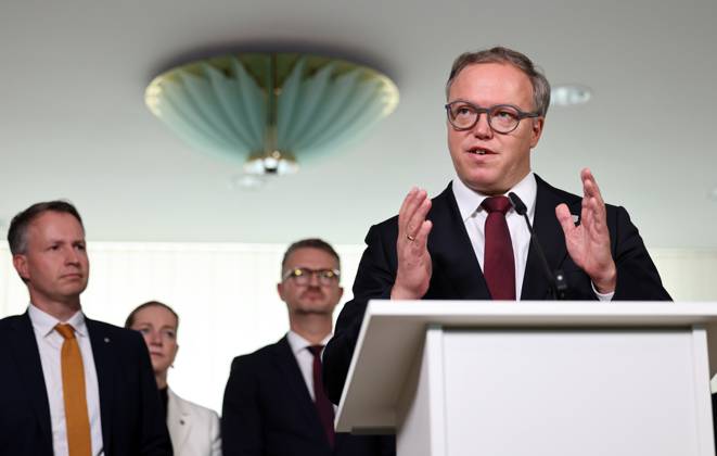 Thueringer Landtag - Statement Ministerpraesident Mario Voigt (CDU) 07.10.2026, Erfurt, Thueringer Landtag, Statement von Ministerpraesident Mario Voigt (CDU), er hat die Klage zurueckgezogen, er akzeptiert die Aberkennung seines Doktortitels - das Statement gibt er mit der geschlossenen Fraktion ab, die symbolisch hinter ihm steht, hier Andreas Buehl (CDU), Ministerin fuer Justiz, Migration und Verbraucherschutz: Beate Meissner (CDU) und Minister fuer Bildung, Wissenschaft und Kultur Christian Tischner (CDU)