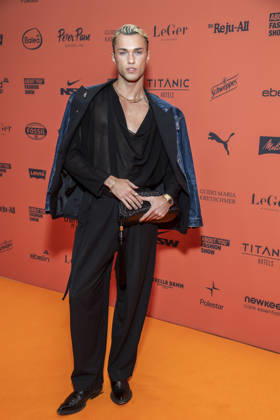 ABB ABOUTYOU- Aldin Zahirovic zu Gast auf dem Orangenen Teppich bei der ABOUT YOU Opera Fashion Show im Admiralspalast am 07.10.2026 in Berlin Berlin Deutschland