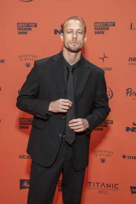 ABB ABOUTYOU- Kevin Pabel zu Gast auf dem Orangenen Teppich bei der ABOUT YOU Opera Fashion Show im Admiralspalast am 07.10.2026 in Berlin Berlin Deutschland
