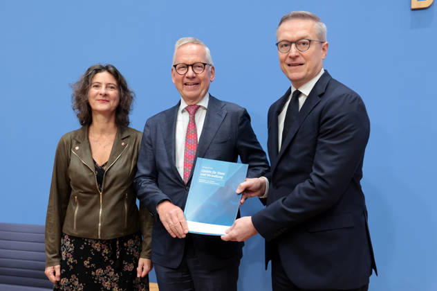 Prof. Dr. Sabine Kuhlmann, stv. Vorsitzende des NKR, Lutz Goebel, Vorsitzender des Nationalen Normenkontrollrats, Dr. Karsten Wildberger, Bundesminister für Digitalisierung und Staatsmodernisierung (BMDS), PK zu - Jahresbericht des Nationalen Normenkontrollrats zum Bürokratieabbau, Berlin, 08.10.2026