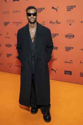 ABB ABOUTYOU- Tijan Njie zu Gast auf dem Orangenen Teppich bei der ABOUT YOU Opera Fashion Show im Admiralspalast am 07.10.2026 in Berlin Berlin Deutschland