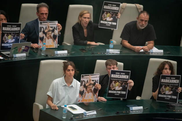 The Madrid City Council holds a special plenary session to approve two plans to increase housing. Más Madrid’s spokesperson on the City Council, Rita Maestre, and Más Madrid council members hold up a poster of Maricarmen during a special plenary session at the Palacio de Cibeles on October 8, 2026, in Madrid, Spain. The Madrid City Council is holding a special plenary session to give the green light to two special plans initially approved by the Governing Board, one of which will allow for the establishment of any type of lodging—including aparthotels, flex living, guesthouses, or lodging facilities on more than 240 industrial-use lots spread across eight districts of the capital, and one that amends municipal regulations to allow for the Copyright: xFernandoxSanchezx 7827640