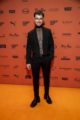 ABB ABOUTYOU- Linus Weber zu Gast auf dem Orangenen Teppich bei der ABOUT YOU Opera Fashion Show im Admiralspalast am 07.10.2026 in Berlin Berlin Deutschland