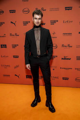 ABB ABOUTYOU- Linus Weber zu Gast auf dem Orangenen Teppich bei der ABOUT YOU Opera Fashion Show im Admiralspalast am 07.10.2026 in Berlin Berlin Deutschland