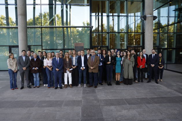 A Minute of Silence for Maricarmen in Front of the Madrid Assembly Members of the PSOE and Más Madrid during the minute of silence for Maricarmen Abascal, in front of the Madrid Assembly, on October 8, 2026, in Madrid, Spain. The PSOE and Más Madrid organized this minute of silence outside the Assembly’s doors after the PP refused to hold the minute of silence inside the chamber. The minute of silence serves to honor the memory of Maricarmen Abascal, the 87-year-old woman who was evicted from her home—where she had lived for 71 years—and who passed away yesterday in the hospital. OCTOBER 8, 2026, Madrid, Spain Copyright: xEduardoxParrax 7827682