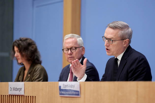Prof. Dr. Sabine Kuhlmann, stv. Vorsitzende des NKR, Lutz Goebel, Vorsitzender des Nationalen Normenkontrollrats, Dr. Karsten Wildberger, Bundesminister für Digitalisierung und Staatsmodernisierung (BMDS), PK zu - Jahresbericht des Nationalen Normenkontrollrats zum Bürokratieabbau, Berlin, 08.10.2026