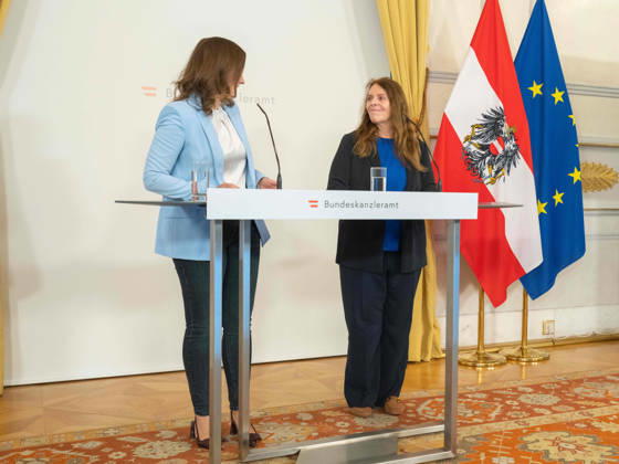 2026-10-08-Präsentation-Elementarbildung Bundesministerin für Europa, Integration und Familie im Bundeskanzleramt Claudia Plakolm (ÖVP) und fachstatistische Generaldirektorin Manuela Lenk (Statistik Austria) am 8. Oktober 2026 bei der Präsentation des Monitoringberichts Elementarbildung 2025 26 der Statistik Austria im Bundeskanzleramt in Wien, Wien, Österreich.
