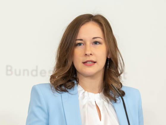 2026-10-08-Präsentation-Elementarbildung Bundesministerin für Europa, Integration und Familie im Bundeskanzleramt Claudia Plakolm (ÖVP) am 8. Oktober 2026 bei der Präsentation des Monitoringberichts Elementarbildung 2025 26 der Statistik Austria im Bundeskanzleramt in Wien, Wien, Österreich.