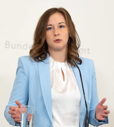 2026-10-08-Präsentation-Elementarbildung Bundesministerin für Europa, Integration und Familie im Bundeskanzleramt Claudia Plakolm (ÖVP) am 8. Oktober 2026 bei der Präsentation des Monitoringberichts Elementarbildung 2025 26 der Statistik Austria im Bundeskanzleramt in Wien, Wien, Österreich.