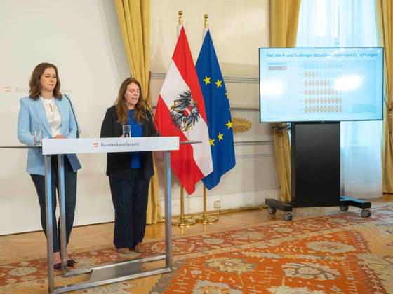 2026-10-08-Präsentation-Elementarbildung Bundesministerin für Europa, Integration und Familie im Bundeskanzleramt Claudia Plakolm (ÖVP) und fachstatistische Generaldirektorin Manuela Lenk (Statistik Austria) am 8. Oktober 2026 bei der Präsentation des Monitoringberichts Elementarbildung 2025 26 der Statistik Austria im Bundeskanzleramt in Wien, Wien, Österreich.