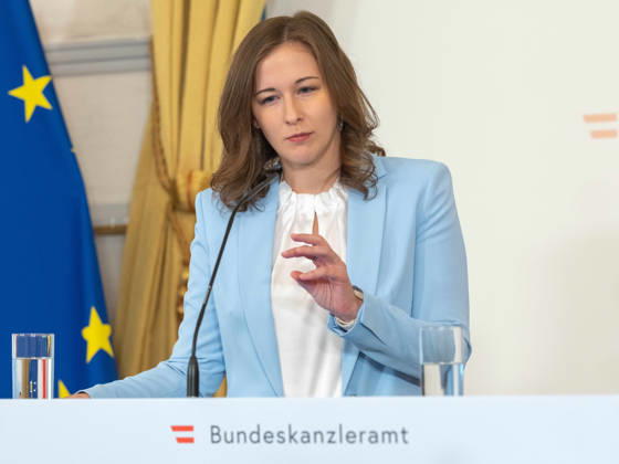 2026-10-08-Präsentation-Elementarbildung Bundesministerin für Europa, Integration und Familie im Bundeskanzleramt Claudia Plakolm (ÖVP) am 8. Oktober 2026 bei der Präsentation des Monitoringberichts Elementarbildung 2025 26 der Statistik Austria im Bundeskanzleramt in Wien, Wien, Österreich.
