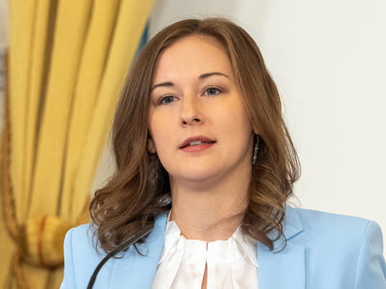 2026-10-08-Präsentation-Elementarbildung Bundesministerin für Europa, Integration und Familie im Bundeskanzleramt Claudia Plakolm (ÖVP) am 8. Oktober 2026 bei der Präsentation des Monitoringberichts Elementarbildung 2025 26 der Statistik Austria im Bundeskanzleramt in Wien, Wien, Österreich.