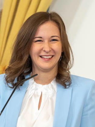 2026-10-08-Präsentation-Elementarbildung Bundesministerin für Europa, Integration und Familie im Bundeskanzleramt Claudia Plakolm (ÖVP) am 8. Oktober 2026 bei der Präsentation des Monitoringberichts Elementarbildung 2025 26 der Statistik Austria im Bundeskanzleramt in Wien, Wien, Österreich.