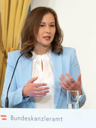 2026-10-08-Präsentation-Elementarbildung Bundesministerin für Europa, Integration und Familie im Bundeskanzleramt Claudia Plakolm (ÖVP) am 8. Oktober 2026 bei der Präsentation des Monitoringberichts Elementarbildung 2025 26 der Statistik Austria im Bundeskanzleramt in Wien, Wien, Österreich.