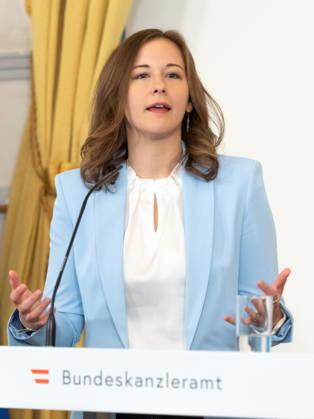 2026-10-08-Präsentation-Elementarbildung Bundesministerin für Europa, Integration und Familie im Bundeskanzleramt Claudia Plakolm (ÖVP) am 8. Oktober 2026 bei der Präsentation des Monitoringberichts Elementarbildung 2025 26 der Statistik Austria im Bundeskanzleramt in Wien, Wien, Österreich.