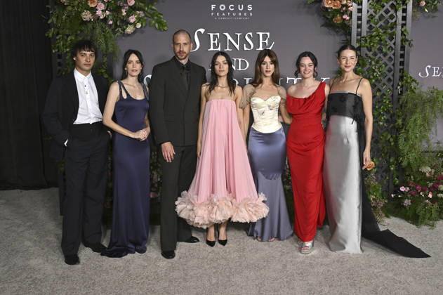 Frank Dillane, Stacy Martin, Herbert Nordrum, Esme Creed-Miles, Daisy Edgar-Jones, Bethany Slater und Caitriona Balfe bei der Premiere des Kinofilms Sense and Sensibility Sinn und Sinnlichkeit im United Theater. Los Angeles, 07.10.2026