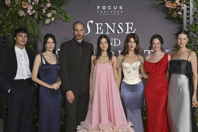 Frank Dillane, Stacy Martin, Herbert Nordrum, Esme Creed-Miles, Daisy Edgar-Jones, Bethany Slater und Caitriona Balfe bei der Premiere des Kinofilms Sense and Sensibility Sinn und Sinnlichkeit im United Theater. Los Angeles, 07.10.2026
