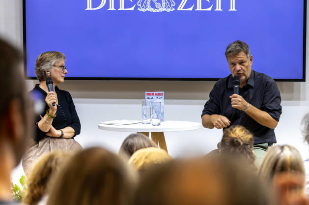 Robert Habeck auf der Frankfurter Buchmesse 2026 08.10.2026: Der ehemalige Bundeswirtschaftsminister und Vizekanzler Robert Habeck (Bündnis 90 Die Grünen) stellt am Donnerstag auf der Bühne der ZEIT im Rahmen der Frankfurter Buchmesse 2026 sein Buch Arctic Meltdown vor. Im Gespräch mit einer Moderatorin spricht Habeck vor Publikum über seine Veröffentlichung. Frankfurt am Main Messe Hessen Deutschland