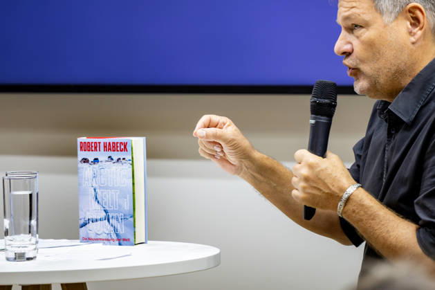 Robert Habeck auf der Frankfurter Buchmesse 2026 08.10.2026: Der ehemalige Bundeswirtschaftsminister und Vizekanzler Robert Habeck (Bündnis 90 Die Grünen) stellt am Donnerstag auf der Bühne der ZEIT im Rahmen der Frankfurter Buchmesse 2026 sein Buch Arctic Meltdown vor. Im Gespräch mit einer Moderatorin spricht Habeck vor Publikum über seine Veröffentlichung. Frankfurt am Main Messe Hessen Deutschland