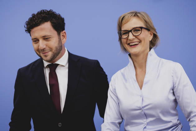 (R-L) Franziska Brantner, Co-Vorsitzende von Buendnis 90 Die Gruenen, und Felix Banaszak, Co-Vorsitzender von Buendnis 90 Die Gruenen, aufgenommen im Rahmen der Pressekonferenz zur Vorstellung des Leitantrages Unser Plan fuer Deutschland Berlin, 08.10.2026. Berlin Deutschland Copyright: xFlorianxGaertnerx