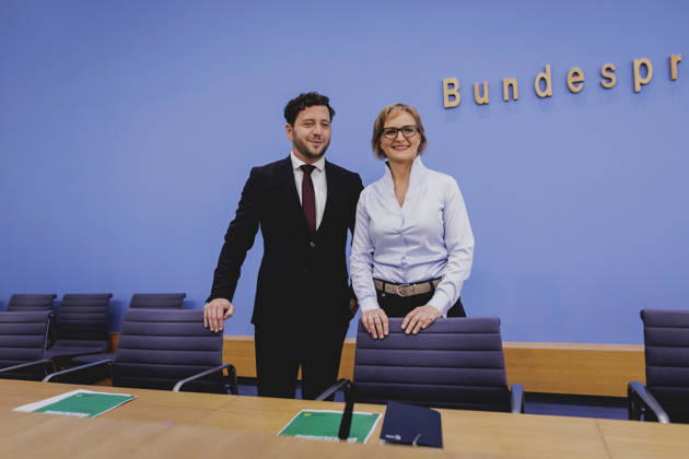 (R-L) Franziska Brantner, Co-Vorsitzende von Buendnis 90 Die Gruenen, und Felix Banaszak, Co-Vorsitzender von Buendnis 90 Die Gruenen, aufgenommen im Rahmen der Pressekonferenz zur Vorstellung des Leitantrages Unser Plan fuer Deutschland Berlin, 08.10.2026. Berlin Deutschland Copyright: xFlorianxGaertnerx