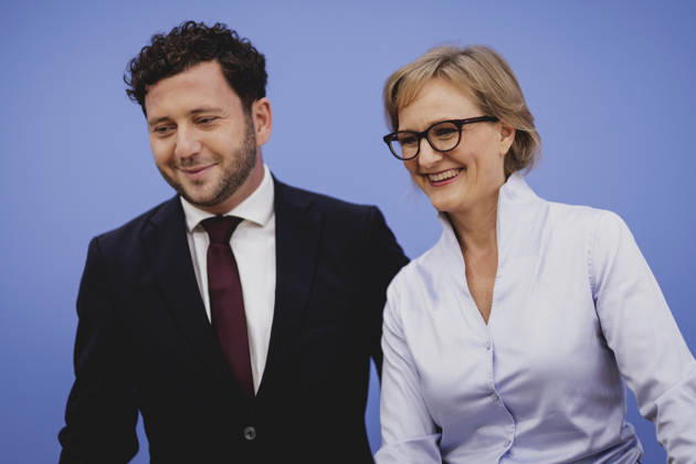 (R-L) Franziska Brantner, Co-Vorsitzende von Buendnis 90 Die Gruenen, und Felix Banaszak, Co-Vorsitzender von Buendnis 90 Die Gruenen, aufgenommen im Rahmen der Pressekonferenz zur Vorstellung des Leitantrages Unser Plan fuer Deutschland Berlin, 08.10.2026. Berlin Deutschland Copyright: xFlorianxGaertnerx