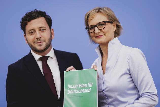 (R-L) Franziska Brantner, Co-Vorsitzende von Buendnis 90 Die Gruenen, und Felix Banaszak, Co-Vorsitzender von Buendnis 90 Die Gruenen, aufgenommen im Rahmen der Pressekonferenz zur Vorstellung des Leitantrages Unser Plan fuer Deutschland Berlin, 08.10.2026. Berlin Deutschland Copyright: xFlorianxGaertnerx
