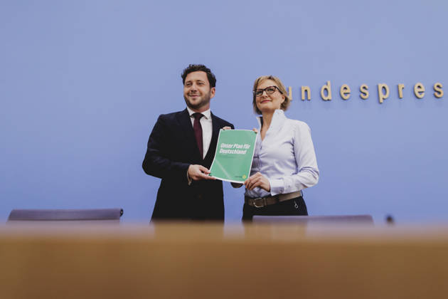 (R-L) Franziska Brantner, Co-Vorsitzende von Buendnis 90 Die Gruenen, und Felix Banaszak, Co-Vorsitzender von Buendnis 90 Die Gruenen, aufgenommen im Rahmen der Pressekonferenz zur Vorstellung des Leitantrages Unser Plan fuer Deutschland Berlin, 08.10.2026. Berlin Deutschland Copyright: xFlorianxGaertnerx
