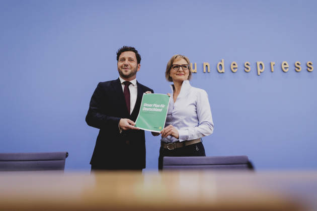 (R-L) Franziska Brantner, Co-Vorsitzende von Buendnis 90 Die Gruenen, und Felix Banaszak, Co-Vorsitzender von Buendnis 90 Die Gruenen, aufgenommen im Rahmen der Pressekonferenz zur Vorstellung des Leitantrages Unser Plan fuer Deutschland Berlin, 08.10.2026. Berlin Deutschland Copyright: xFlorianxGaertnerx