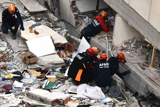 Partial collapse occurs in 7-story building in Istanbul s Maltepe district ISTANBUL, TURKIYE - OCTOBER 8: Search and rescue personnel, including firefighters, AFAD, UMKE, and police teams, operate at the site of a partial building collapse in the Cevizli neighborhood of Maltepe district, Istanbul, Turkiye on October 8, 2026. Trapped residents on the unaffected upper floors were evacuated while emergency teams initiated search and rescue efforts beneath the collapsed lower levels. Ten people were rescued alive from the rubble, while officials confirmed two fatalities as of late morning. Ahmet Okatali Anadolu Istanbul Turkey. Editorial use only. Please get in touch for any other usage. Copyright: x2026xAnadoluxAhmetxOkatalix
