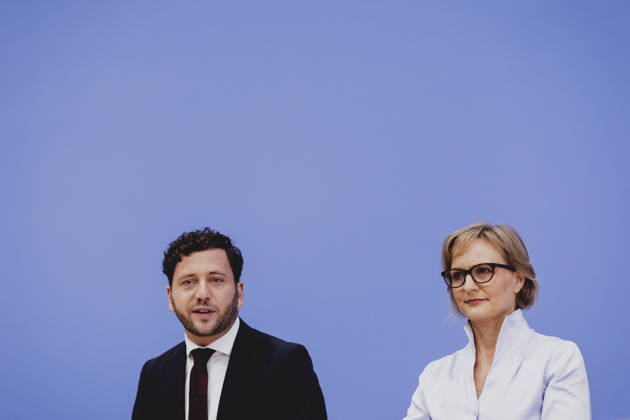 (R-L) Franziska Brantner, Co-Vorsitzende von Buendnis 90 Die Gruenen, und Felix Banaszak, Co-Vorsitzender von Buendnis 90 Die Gruenen, aufgenommen im Rahmen der Pressekonferenz zur Vorstellung des Leitantrages Unser Plan fuer Deutschland Berlin, 08.10.2026. Berlin Deutschland Copyright: xFlorianxGaertnerx