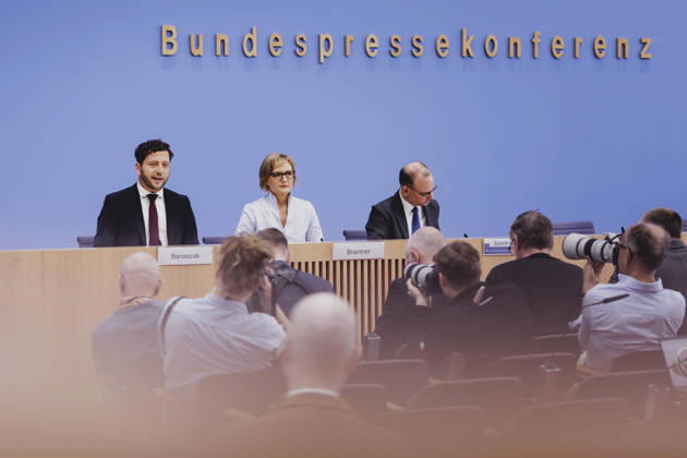 (R-L) Franziska Brantner, Co-Vorsitzende von Buendnis 90 Die Gruenen, und Felix Banaszak, Co-Vorsitzender von Buendnis 90 Die Gruenen, aufgenommen im Rahmen der Pressekonferenz zur Vorstellung des Leitantrages Unser Plan fuer Deutschland Berlin, 08.10.2026. Berlin Deutschland Copyright: xFlorianxGaertnerx