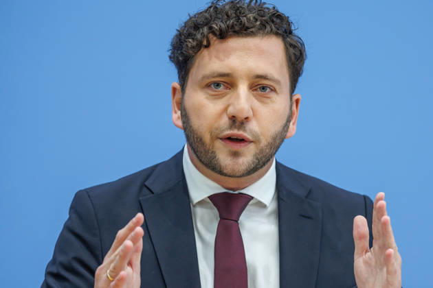 Franziska Brantner, Bundesvorsitzende von Buendnis 90 Die Gruenen und Felix Banaszak, Bundesvorsitzender von Buendnis 90 Die Gruenen im Haus der Bundespressekonferenz Vorstellung des Leitantrages Unser Plan fuer Deutschland Franziska Brantner, Bundesvorsitzende von Buendnis 90 Die Gruenen und Felix Banaszak, Bundesvorsitzender von Buendnis 90 Die Gruenen im Haus der Bundespressekonferenz am 08.10.2026 in Berlin. Felix Banaszak spricht zu den Anwesenden. Berlin Berlin Deutschland Haus der Bundespressekonferenz