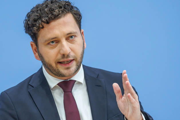 Franziska Brantner, Bundesvorsitzende von Buendnis 90 Die Gruenen und Felix Banaszak, Bundesvorsitzender von Buendnis 90 Die Gruenen im Haus der Bundespressekonferenz Vorstellung des Leitantrages Unser Plan fuer Deutschland Franziska Brantner, Bundesvorsitzende von Buendnis 90 Die Gruenen und Felix Banaszak, Bundesvorsitzender von Buendnis 90 Die Gruenen im Haus der Bundespressekonferenz am 08.10.2026 in Berlin. Felix Banaszak spricht zu den Anwesenden. Berlin Berlin Deutschland Haus der Bundespressekonferenz