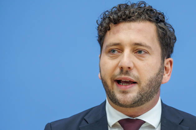 Franziska Brantner, Bundesvorsitzende von Buendnis 90 Die Gruenen und Felix Banaszak, Bundesvorsitzender von Buendnis 90 Die Gruenen im Haus der Bundespressekonferenz Vorstellung des Leitantrages Unser Plan fuer Deutschland Franziska Brantner, Bundesvorsitzende von Buendnis 90 Die Gruenen und Felix Banaszak, Bundesvorsitzender von Buendnis 90 Die Gruenen im Haus der Bundespressekonferenz am 08.10.2026 in Berlin. Felix Banaszak spricht zu den Anwesenden. Berlin Berlin Deutschland Haus der Bundespressekonferenz