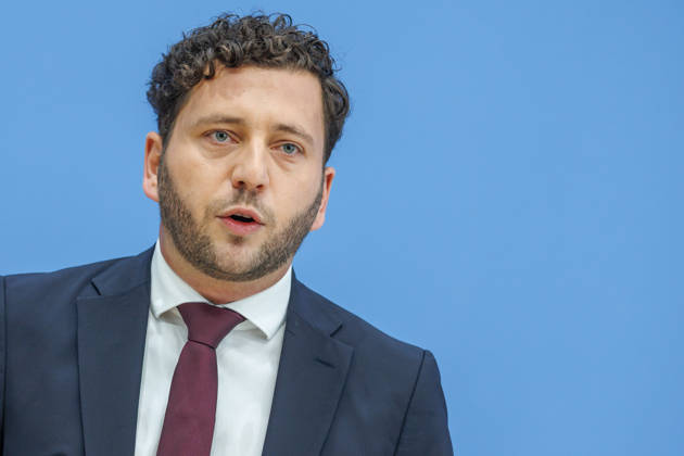 Franziska Brantner, Bundesvorsitzende von Buendnis 90 Die Gruenen und Felix Banaszak, Bundesvorsitzender von Buendnis 90 Die Gruenen im Haus der Bundespressekonferenz Vorstellung des Leitantrages Unser Plan fuer Deutschland Franziska Brantner, Bundesvorsitzende von Buendnis 90 Die Gruenen und Felix Banaszak, Bundesvorsitzender von Buendnis 90 Die Gruenen im Haus der Bundespressekonferenz am 08.10.2026 in Berlin. Felix Banaszak spricht zu den Anwesenden. Berlin Berlin Deutschland Haus der Bundespressekonferenz