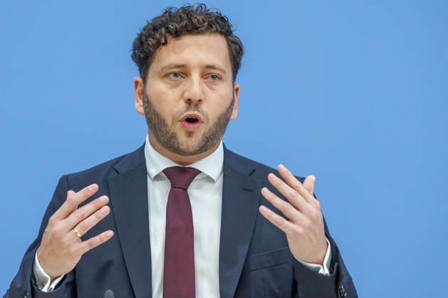 Franziska Brantner, Bundesvorsitzende von Buendnis 90 Die Gruenen und Felix Banaszak, Bundesvorsitzender von Buendnis 90 Die Gruenen im Haus der Bundespressekonferenz Vorstellung des Leitantrages Unser Plan fuer Deutschland Franziska Brantner, Bundesvorsitzende von Buendnis 90 Die Gruenen und Felix Banaszak, Bundesvorsitzender von Buendnis 90 Die Gruenen im Haus der Bundespressekonferenz am 08.10.2026 in Berlin. Felix Banaszak spricht zu den Anwesenden. Berlin Berlin Deutschland Haus der Bundespressekonferenz