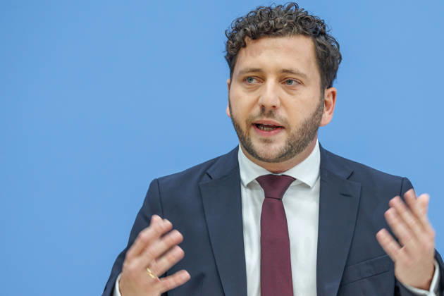 Franziska Brantner, Bundesvorsitzende von Buendnis 90 Die Gruenen und Felix Banaszak, Bundesvorsitzender von Buendnis 90 Die Gruenen im Haus der Bundespressekonferenz Vorstellung des Leitantrages Unser Plan fuer Deutschland Franziska Brantner, Bundesvorsitzende von Buendnis 90 Die Gruenen und Felix Banaszak, Bundesvorsitzender von Buendnis 90 Die Gruenen im Haus der Bundespressekonferenz am 08.10.2026 in Berlin. Felix Banaszak spricht zu den Anwesenden. Berlin Berlin Deutschland Haus der Bundespressekonferenz