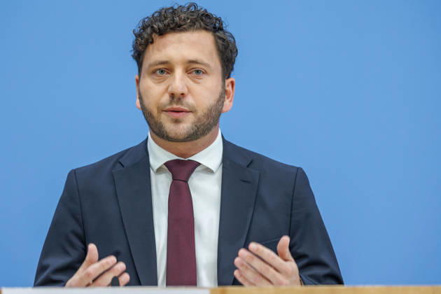 Franziska Brantner, Bundesvorsitzende von Buendnis 90 Die Gruenen und Felix Banaszak, Bundesvorsitzender von Buendnis 90 Die Gruenen im Haus der Bundespressekonferenz Vorstellung des Leitantrages Unser Plan fuer Deutschland Franziska Brantner, Bundesvorsitzende von Buendnis 90 Die Gruenen und Felix Banaszak, Bundesvorsitzender von Buendnis 90 Die Gruenen im Haus der Bundespressekonferenz am 08.10.2026 in Berlin. Felix Banaszak spricht zu den Anwesenden. Berlin Berlin Deutschland Haus der Bundespressekonferenz