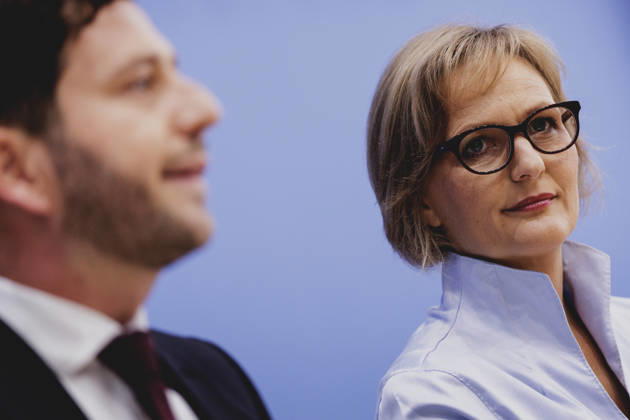 (R-L) Franziska Brantner, Co-Vorsitzende von Buendnis 90 Die Gruenen, und Felix Banaszak, Co-Vorsitzender von Buendnis 90 Die Gruenen, aufgenommen im Rahmen der Pressekonferenz zur Vorstellung des Leitantrages Unser Plan fuer Deutschland Berlin, 08.10.2026. Berlin Deutschland Copyright: xFlorianxGaertnerx