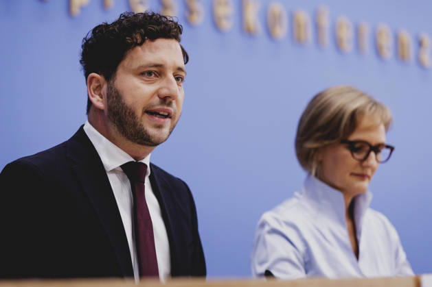 (R-L) Franziska Brantner, Co-Vorsitzende von Buendnis 90 Die Gruenen, und Felix Banaszak, Co-Vorsitzender von Buendnis 90 Die Gruenen, aufgenommen im Rahmen der Pressekonferenz zur Vorstellung des Leitantrages Unser Plan fuer Deutschland Berlin, 08.10.2026. Berlin Deutschland Copyright: xFlorianxGaertnerx