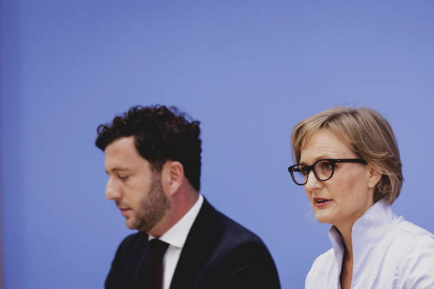 (R-L) Franziska Brantner, Co-Vorsitzende von Buendnis 90 Die Gruenen, und Felix Banaszak, Co-Vorsitzender von Buendnis 90 Die Gruenen, aufgenommen im Rahmen der Pressekonferenz zur Vorstellung des Leitantrages Unser Plan fuer Deutschland Berlin, 08.10.2026. Berlin Deutschland Copyright: xFlorianxGaertnerx