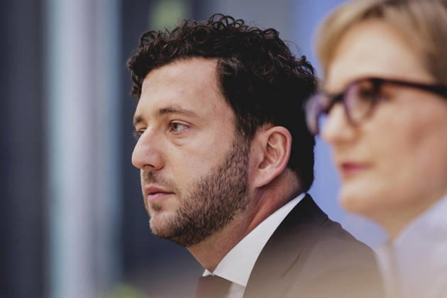 (R-L) Franziska Brantner, Co-Vorsitzende von Buendnis 90 Die Gruenen, und Felix Banaszak, Co-Vorsitzender von Buendnis 90 Die Gruenen, aufgenommen im Rahmen der Pressekonferenz zur Vorstellung des Leitantrages Unser Plan fuer Deutschland Berlin, 08.10.2026. Berlin Deutschland Copyright: xFlorianxGaertnerx