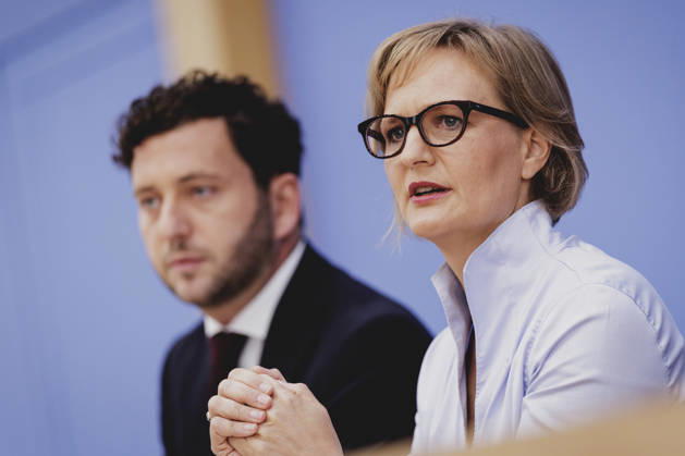 (R-L) Franziska Brantner, Co-Vorsitzende von Buendnis 90 Die Gruenen, und Felix Banaszak, Co-Vorsitzender von Buendnis 90 Die Gruenen, aufgenommen im Rahmen der Pressekonferenz zur Vorstellung des Leitantrages Unser Plan fuer Deutschland Berlin, 08.10.2026. Berlin Deutschland Copyright: xFlorianxGaertnerx